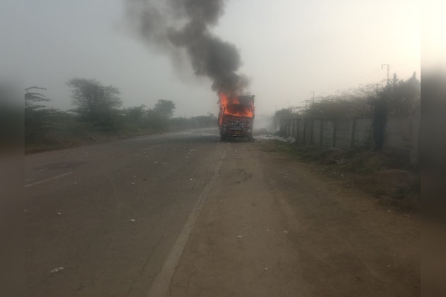 लोगों ने ट्रक में आग लगा दी 