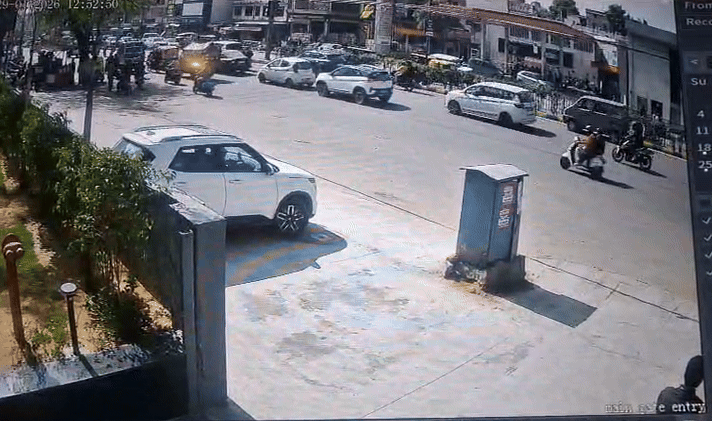 जयपुर में हाई स्पीड कार ने बरपाया कहर, एक के बाद एक 5 गाड़ियों को मारी टक्कर; देखें तस्वीरें