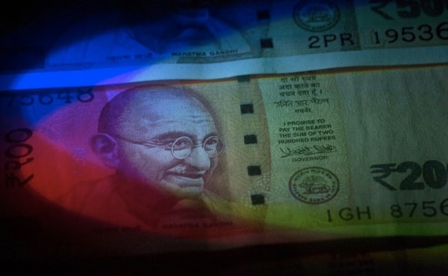 Rupee Gains For 3rd Session, Settles Higher To 74.40 Against Dollar