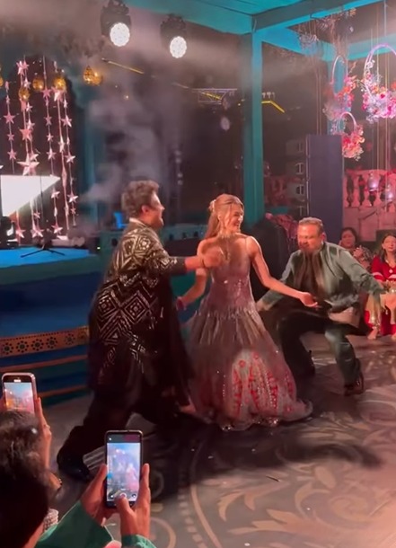 VIDEO: कार्तिक के बाद कृति सेनन ने बहन की संगीत पर 'लॉलीपॉप' पर लगाए ठुमके, चूचा के साथ दी जबरदस्त परफॉरमेंस&nbsp;