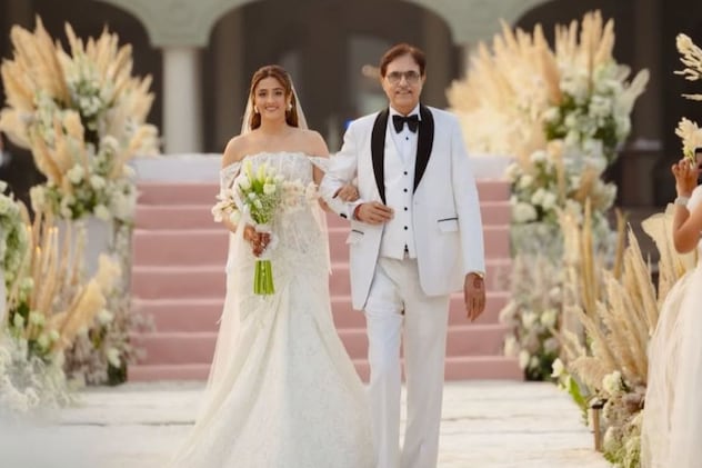 नुपूर अपने पिता के संग