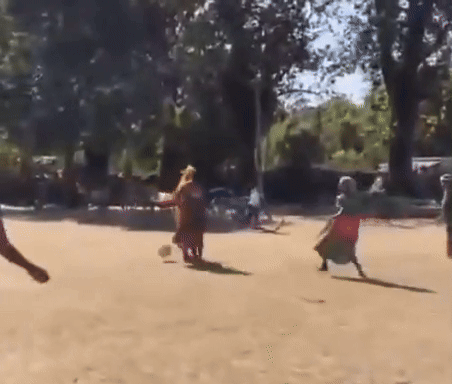 VIDEO: साड़ी में किक मारतीं 'वुमनिया', ओडिशा के सुंदरगढ़ में महिलाओं का अनोखा फुटबॉल मैच