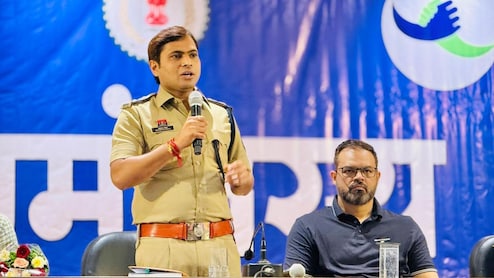 IPS Success Story: "गरीबी ऐसी कि सब्जी में ज्यादा मिर्च डालकर खाते..." रुला देगी इस IPS अफसर के संघर्ष की कहानी