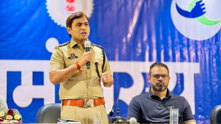 IPS Success Story: "गरीबी ऐसी कि सब्जी में ज्यादा मिर्च डालकर खाते..." रुला देगी इस IPS अफसर के संघर्ष की कहानी