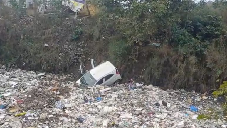 मेरठ में दोहराया नोएडा जैसा कार हादसा, ड्राइविंग सीखते हुए नाले में जा गिरी कार