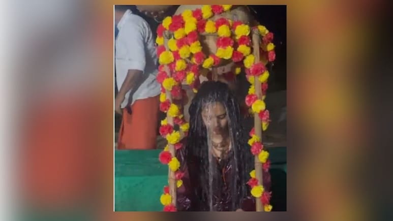 Rajasthan: कड़ाके की सर्दी में जलधारा के बीच शिव भक्ति में लीन महिला साधु, वीडियो देख लोग बोले- 'हर हर महादेव'