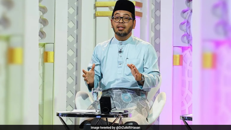 'काम के टेंशन से लोग Gay बन रहे': मलेशिया के मंत्री जी का अजीब दावा, अब सोशल मीडिया पर उड़ रहा मजाक