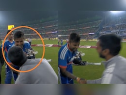 IND vs NZ, 3rd T20I: सूर्या भाऊ ने दिल जीत लिया, झुक कर किया थ्रोडाउन स्पेशलिस्ट रघु का सम्मान