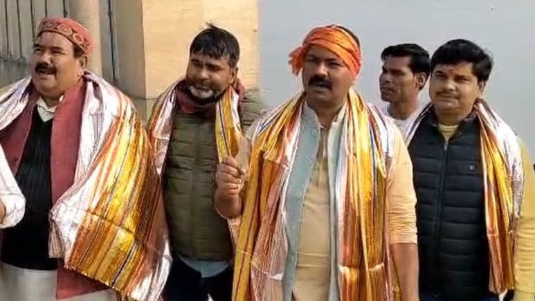 UGC नियमों के विरोध में अनोखा प्रदर्शन, सिर पर कफन बांध श्मशान घाट पहुंचे लोग