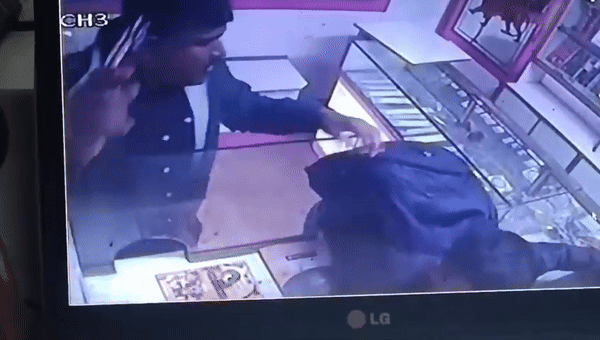 सोने के आसमान छूते दामों के बीच गन पॉइंट पर बेंगलुरु के ज्वेलरी शोरूम में लूट, CCTV में कैद