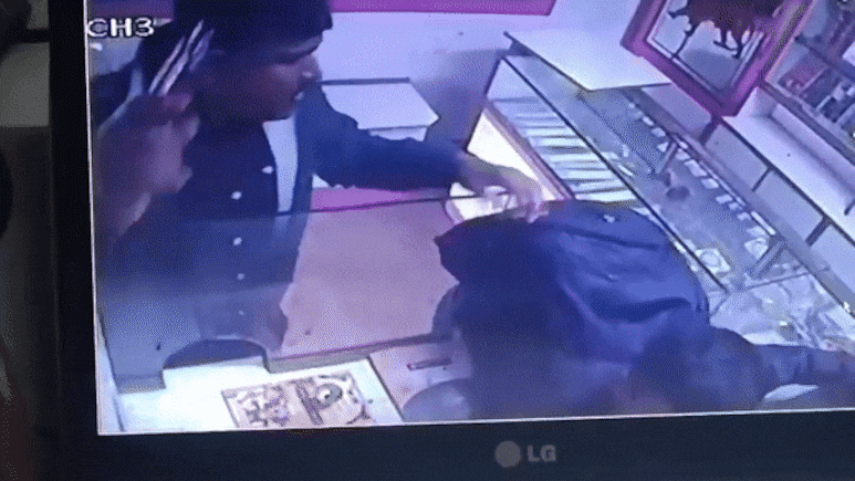 सोने के आसमान छूते दामों के बीच गन पॉइंट पर बेंगलुरु के ज्वेलरी शोरूम में लूट, CCTV में कैद