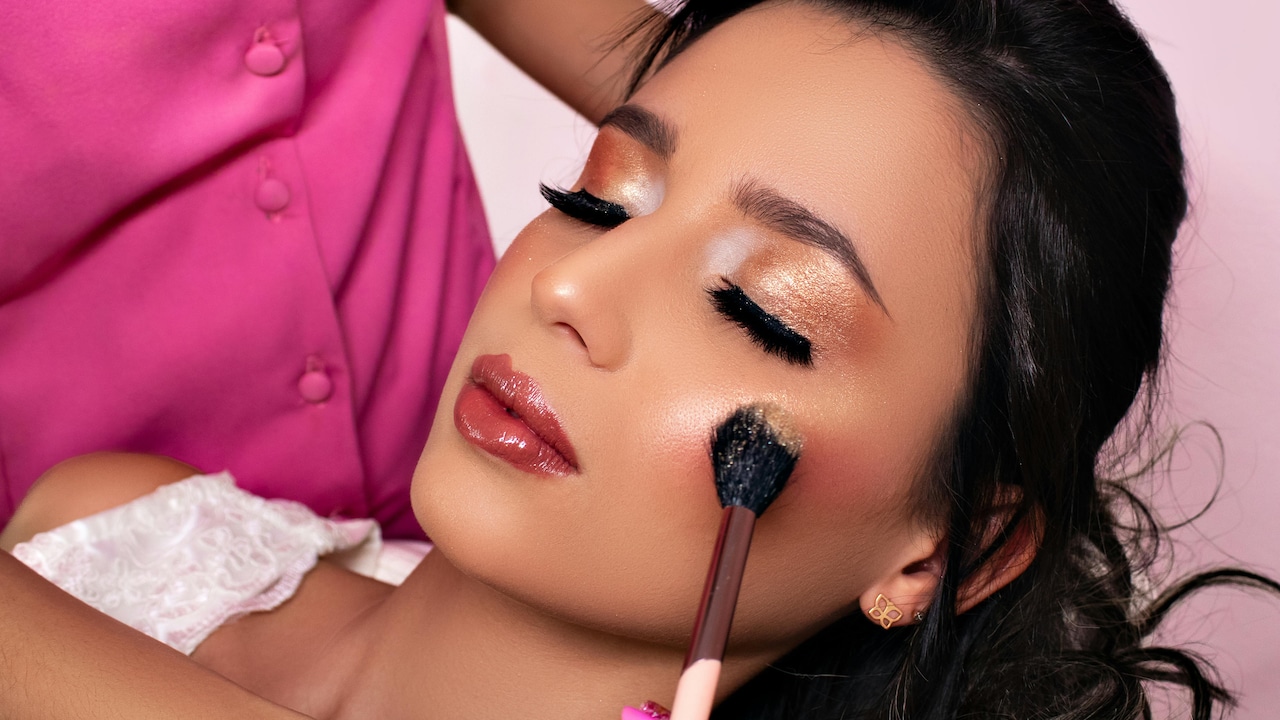 5 Best Highlighters For Glowing Skin: Get The Natural, Dewy, Radiant Look