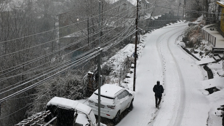 Srinagar Receives Season's First Snowfall, Flight Operations Disrupted