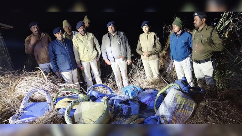 पुआल के ढेर में छिपा था 'नशे का खजाना': बगहा पुलिस ने बरामद किया 203 किलो गांजा, तस्करों की साजिश फेल