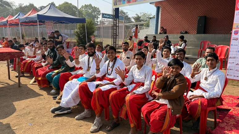 क्रिकेट का 'वैदिक' अवतार: भोपाल में खिलाड़ियों ने पहना धोती-कुर्ता, संस्कृत में हो रही कमेंट्री