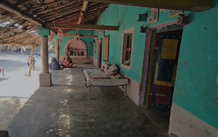 इसी आसरे पर सोए थे बुजुर्ग, जहां तेंदुए ने किया हमला.