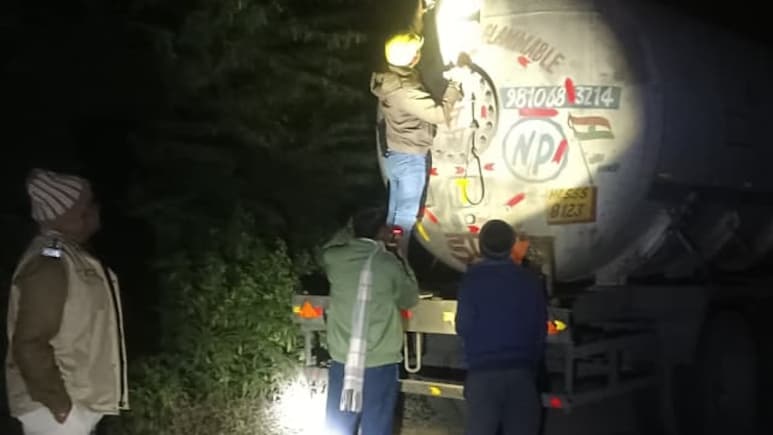 सिरोही में देर रात गैस टैंकर में लीकेज, मौके पर मची अफरा-तफरी, रिसाव पर काबू पाने में जुटी रही प्रशासन की टीम