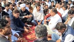 "कांग्रेस के एक गुट के खिलाफ दूसरे गुट का प्रदर्शन", हरीश चौधरी समेत कई नेताओं का धरना, बीजेपी ने कसा तंज