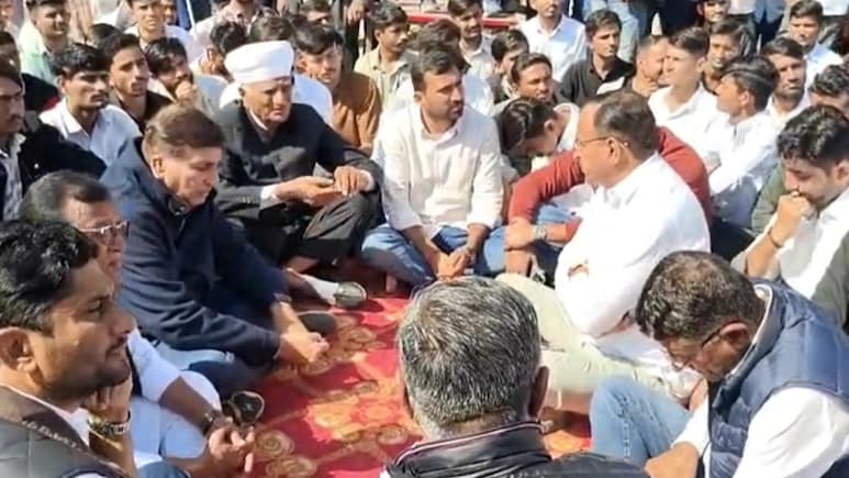 "कांग्रेस के एक गुट के खिलाफ दूसरे गुट का प्रदर्शन", हरीश चौधरी समेत कई नेताओं का धरना, बीजेपी ने कसा तंज