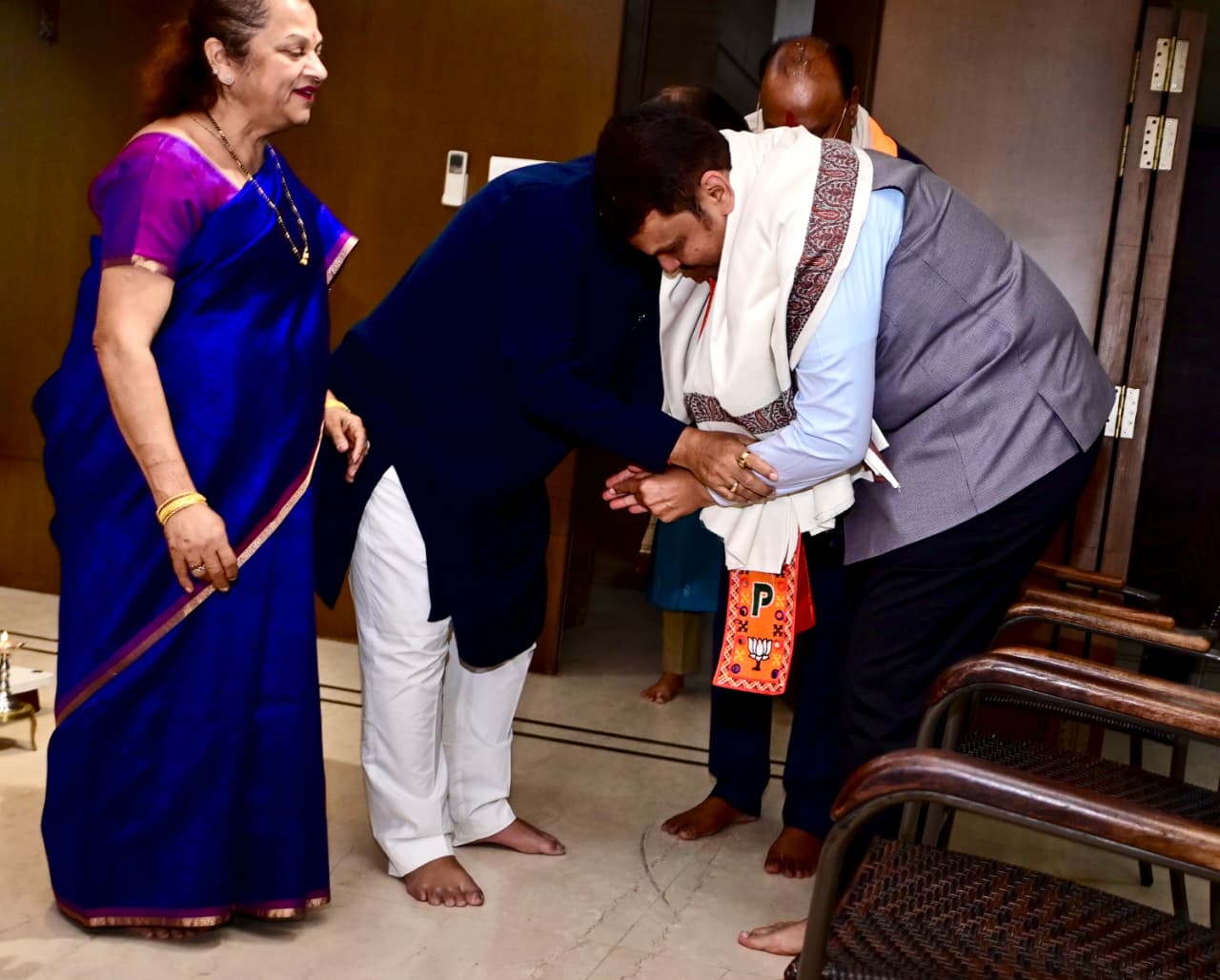 तिलक, मिठाई, आरती... BMC चुनाव में जीत के बाद गडकरी के घर ऐसे हुआ देवेंद्र फडणवीस का स्वागत, PHOTOS