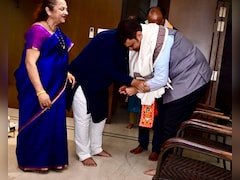 तिलक, मिठाई, आरती... BMC चुनाव में जीत के बाद गडकरी के घर ऐसे हुआ देवेंद्र फडणवीस का स्वागत, PHOTOS