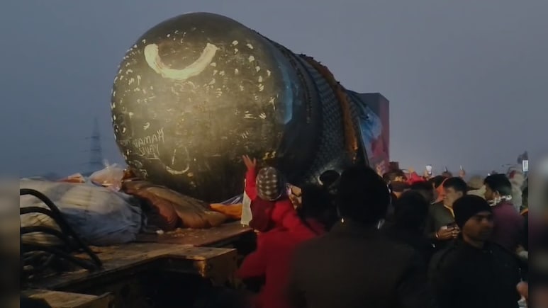 दुनिया का सबसे बड़ा शिवलिंग आखिर गोपालगंज का पुराना पुल पार कर गया, लगे 'हर-हर महादेव' के नारे