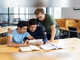 भारत के कोचिंग ईको-सिस्टम पर लगेगी लगाम? स्कूल में ही होगी JEE-NEET की तैयारी, सरकारी पैनल की सिफारिश