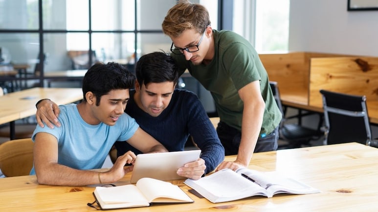 भारत के कोचिंग ईको-सिस्टम पर लगेगी लगाम? स्कूल में ही होगी JEE-NEET की तैयारी, सरकारी पैनल की सिफारिश