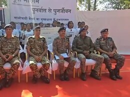 Chhattisgarh News: नक्षलवादी चळवळ खिळखिळी! 65 लाखांचे बक्षीस असलेले 65 माओवाद्यांचे आत्मसमर्पण