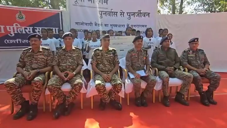 Chhattisgarh News: नक्षलवादी चळवळ खिळखिळी! 65 लाखांचे बक्षीस असलेले 65 माओवाद्यांचे आत्मसमर्पण