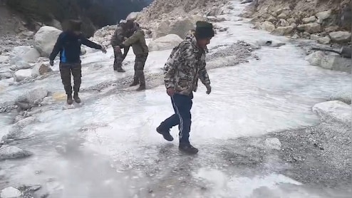 उत्तराखंड में ठंड का ऐसा सितम, गोमुख से गंगोत्री तक जम गई भागीरथी नदी, फिर भी ड्यूटी पर जुटे जांबाज