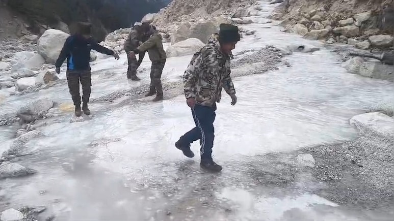 उत्तराखंड में ठंड का ऐसा सितम, गोमुख से गंगोत्री तक जम गई भागीरथी नदी, फिर भी ड्यूटी पर जुटे जांबाज