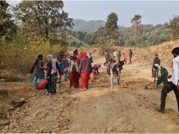 Betul News: 25 साल का इंतजार... उम्मीद टूटी तो खुद कुदाल-फावड़ा उठाकर सड़क बनाने निकल पड़े ग्रामीण