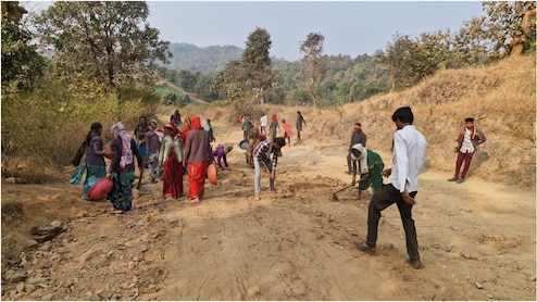 Betul News: 25 साल का इंतजार... उम्मीद टूटी तो खुद कुदाल-फावड़ा उठाकर सड़क बनाने निकल पड़े ग्रामीण