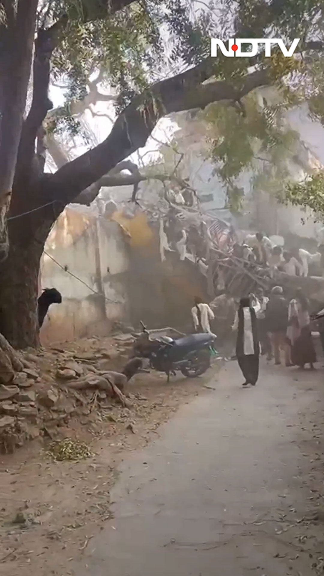 Giant Swing Collapses At Madhya Pradesh Fair, Many Students Injured