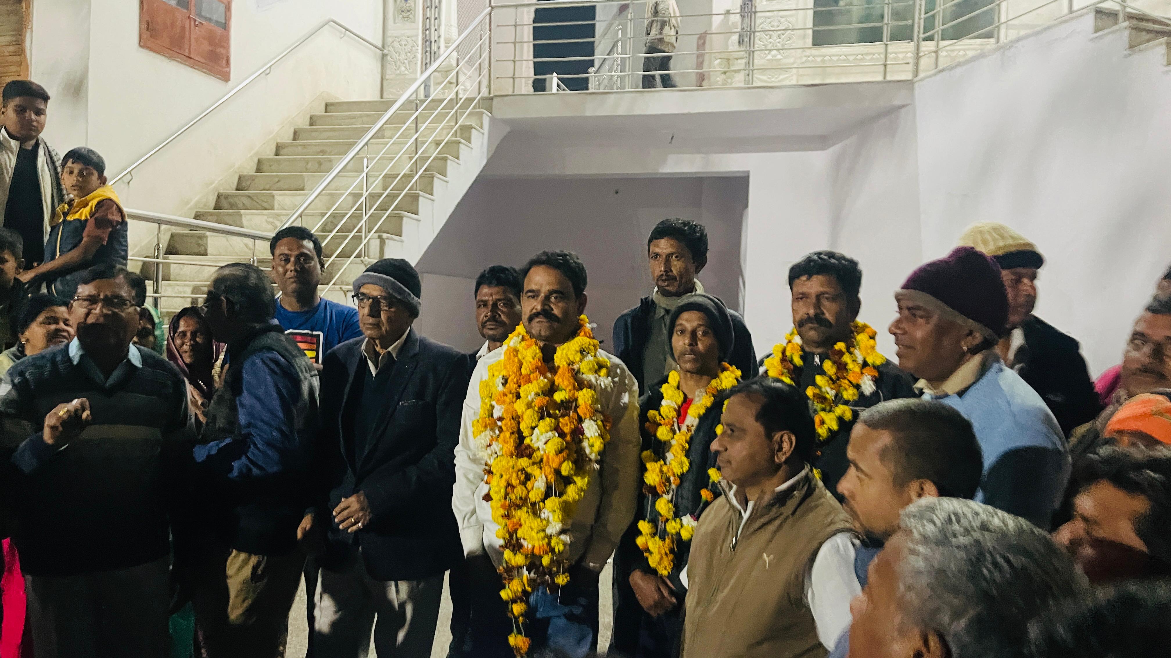 कांग्रेस नेता रूपलाल का फूल मालाओं से स्वागत