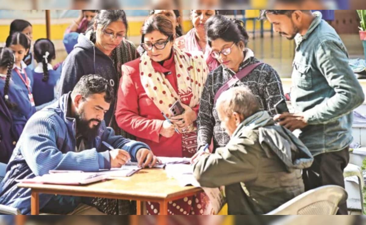 SIR- यूपी में 3 करोड़ नाम कटने पर आने लगी तीखी प्रतिक्रिया, पूर्वांचल से  लेकर पश्चिम उत्तर प्रदेश तक, कहां कितना असर? | UP SIR Draft Roll Sparks  Political Storm ...