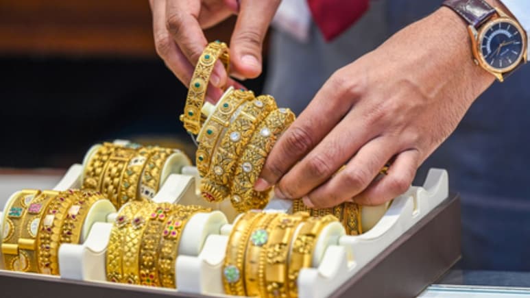 Gold-Silver Prices: सोने ने पहली बार छुआ 1.5 लाख का आंकड़ा, चांदी में 20 हजार की तूफानी तेजी