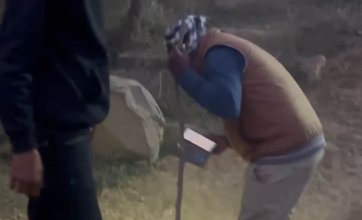 लेपर्ड के पैरों के निशान खोजते वनकर्मी