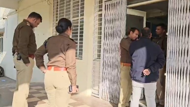 रतलाम में प्रशासन अधिकारियों और पुलिस पर पथराव, हेड कॉन्स्टेबल घायल, वाहनों में तोड़फोड़