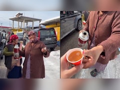 इंसानियत के जज्बे को सलाम! मनाली की सड़कों पर फंसे पर्यटकों को महिलाओं ने पिलाई चाय, वायरल वीडियो जीत रहा लोगों का दिल