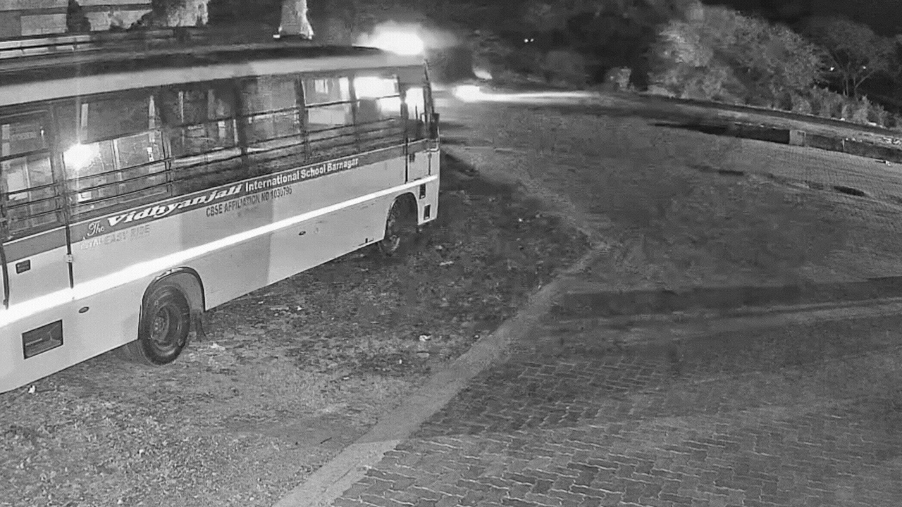 VIDEO: कार डिवाइडर से टकराकर 5 बार पलटी, ड्राइवर की मौके पर मौत, CCTV फुटेज वायरल