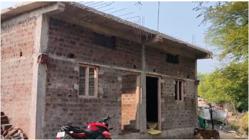 PM Awas Yojana: राजस्व विभाग का नोटिस लेकर बैठी महिलाएं. PM Awas Yojana: राजस्व विभाग का नोटिस लेकर बैठी महिलाएं.