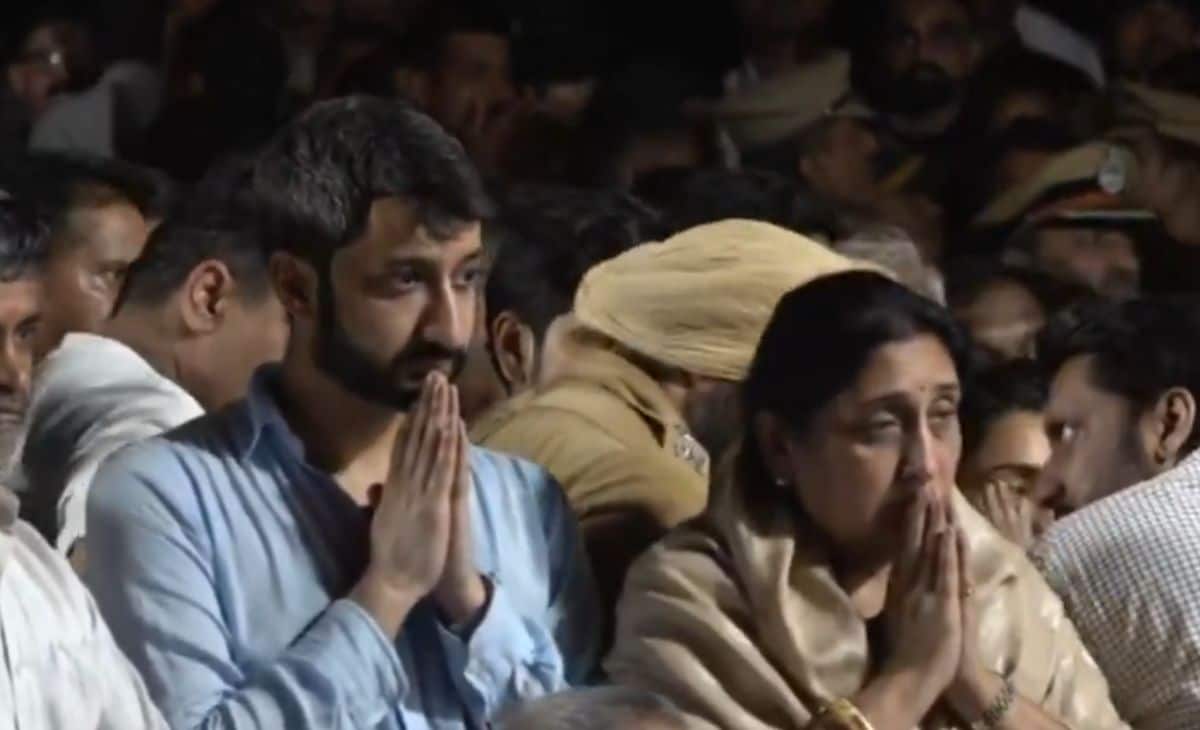 नम आंखों से बारामती में मौजूद लोगों को प्रणाम करतीं अजित पवार की पत्नी और बेटा.