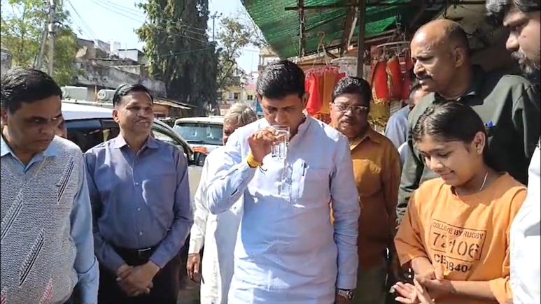 आखिरकार भागीरथपुरा में नलों से टपकी 'राहत', महापौर ने खुद पानी पीकर दूर किया लोगों का खौफ