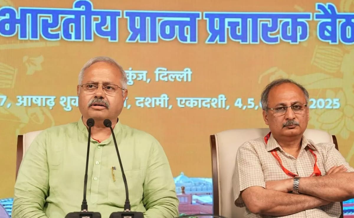 सुनील आंबेकर (बाएं) और प्रदीप जोशी (दाएं) को आरएसएस और बीजेपी के बीच समन्वय की जिम्मेदारी दी गई