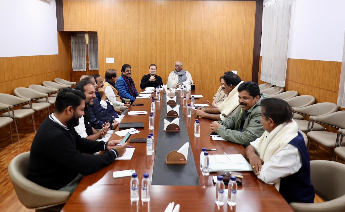 "Upset" Shashi Tharoor Skips Rahul Gandhi's Key Kerala Congress Meet