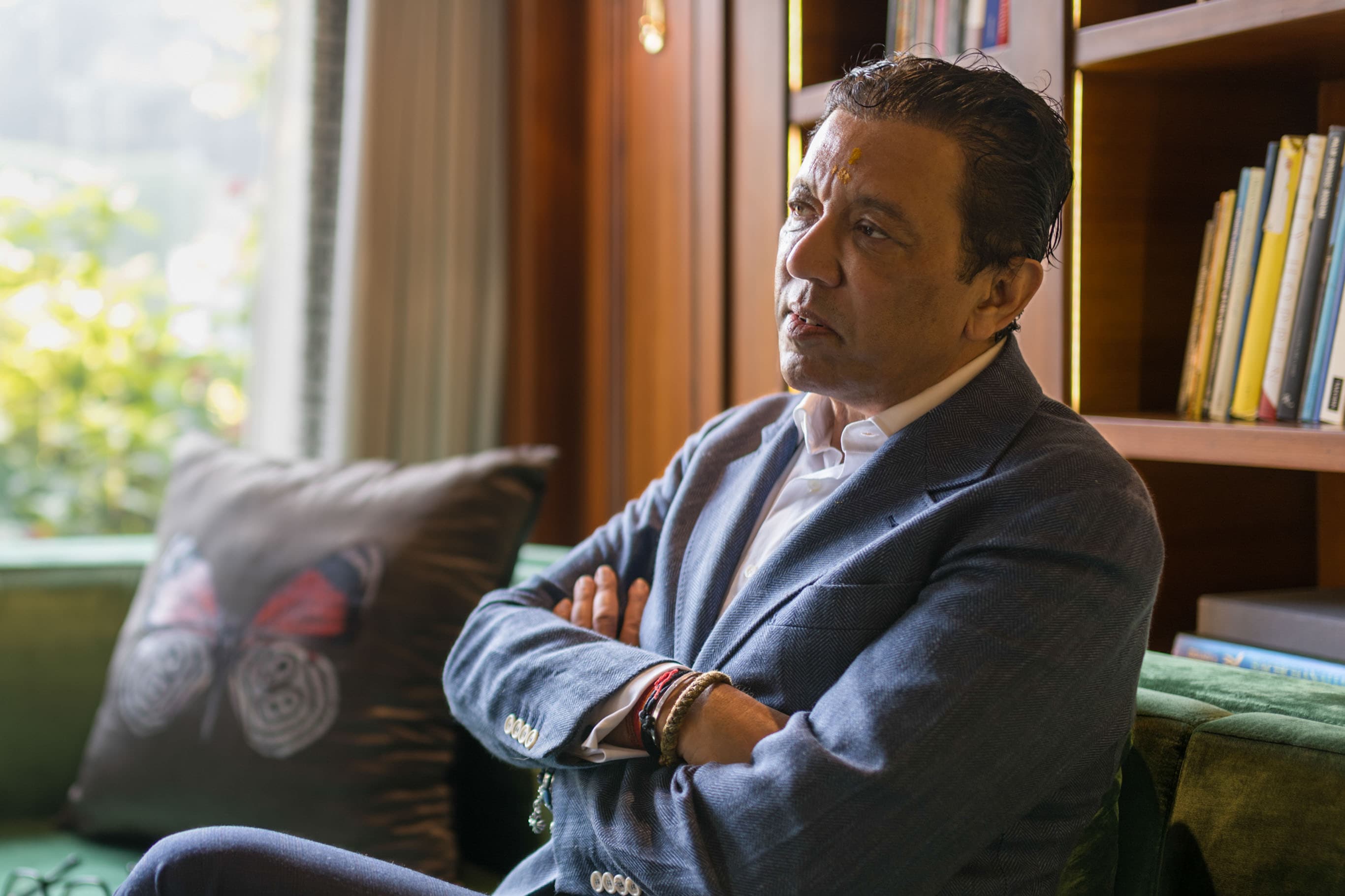 Financier Entrusted With Middle East Billions Attempts Comeback