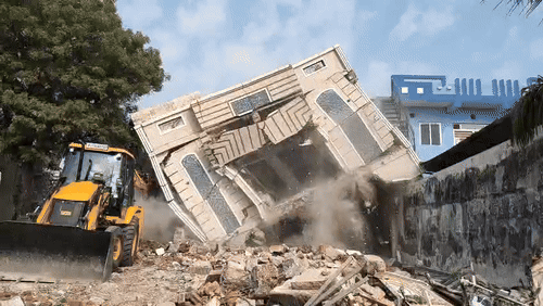 25 पैसे के इनामी बदमाश के आलीशान घर पर चला बुलडोजर, 125 पुल&zwj;िस के जवान तैनात&nbsp;