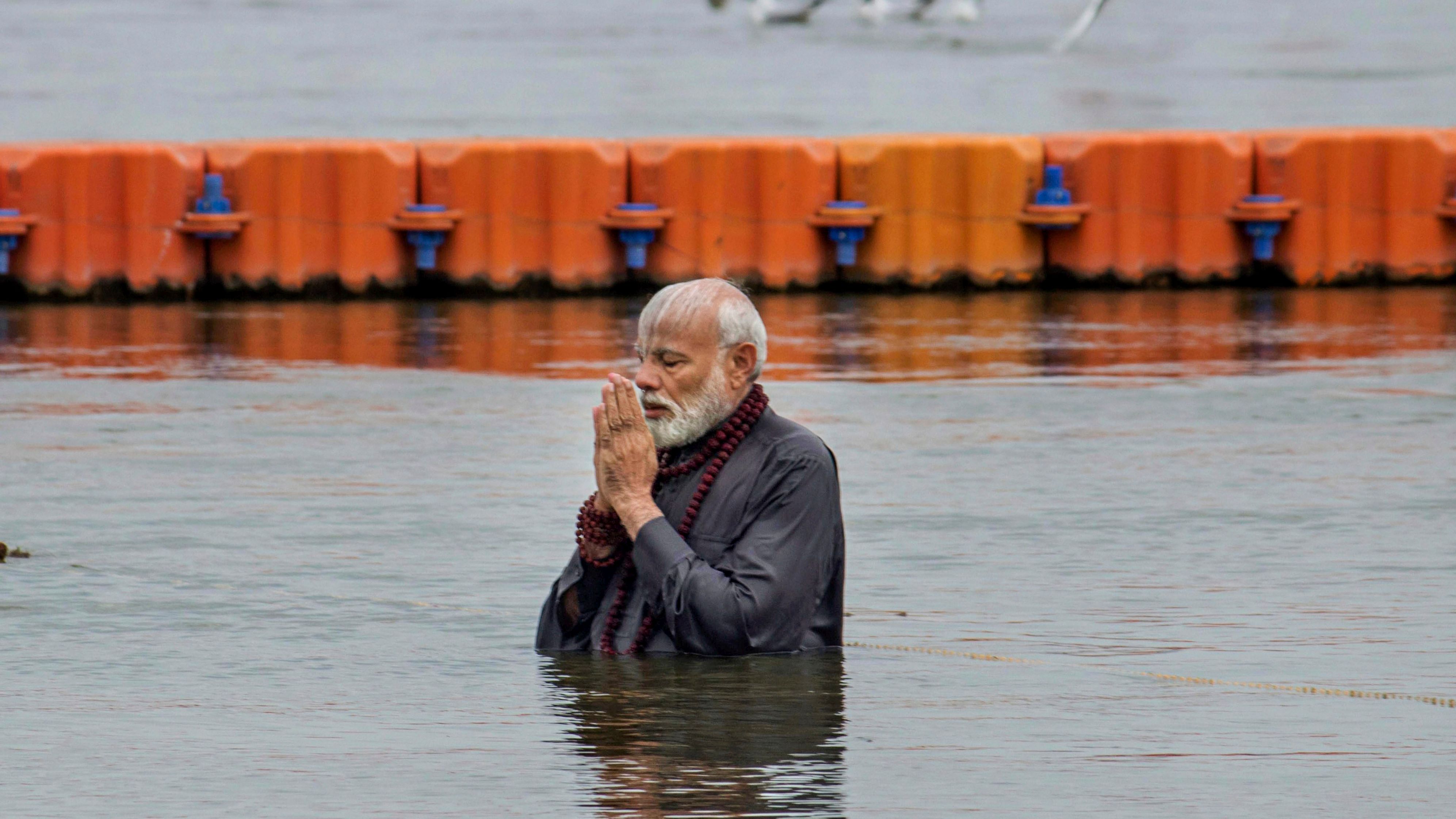 Post Holy Dip, PM Modi Washes Feet of Sanitation Workers at Kumbh